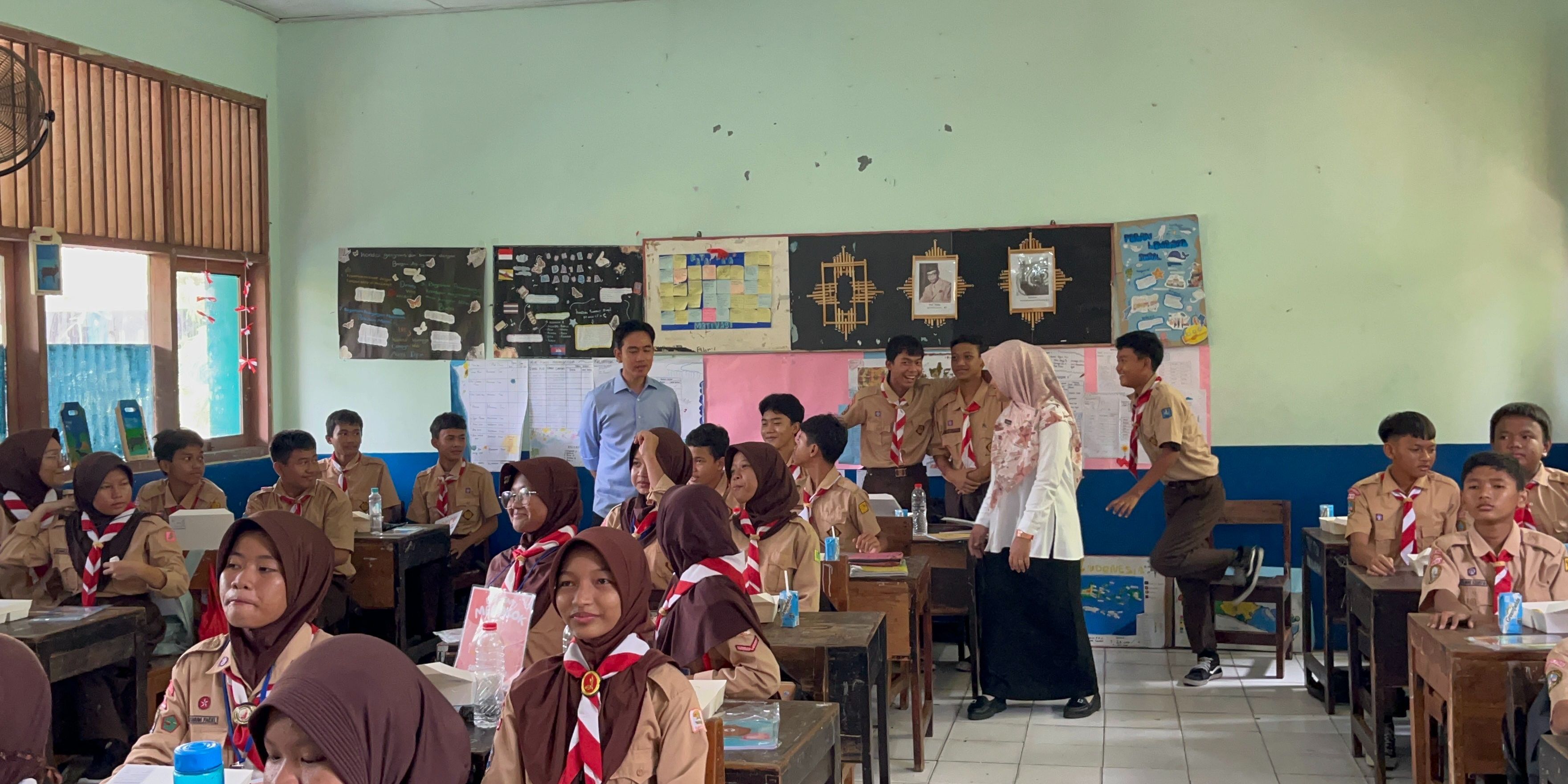 VIDEO: Siswa SD Nekat Kasih Surat 'Rahasia' ke Wapres Gibran saat Diberi Makan Bergizi Gratis