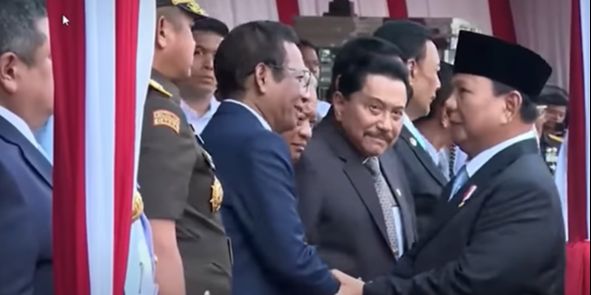 Penuh Persahabatan Prabowo Genggam Erat Tangan Mahfud hingga Datangi Para Mantan Panglima TNI & Jenderal Senior di Kemenhan