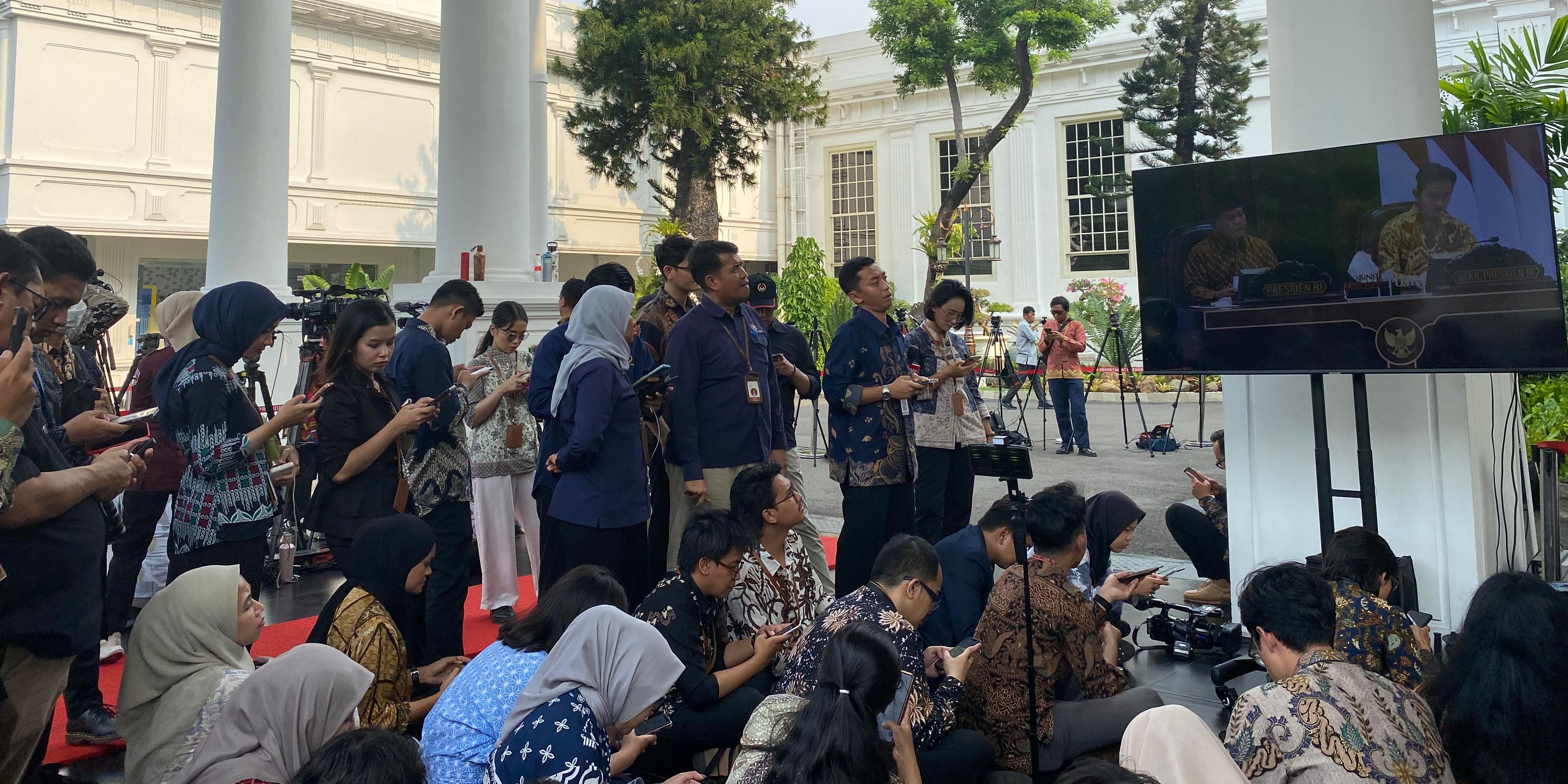 Potret Wartawan Lesehan Nobar Sidang Kabinet Perdana Prabowo di Istana Kepresidenan