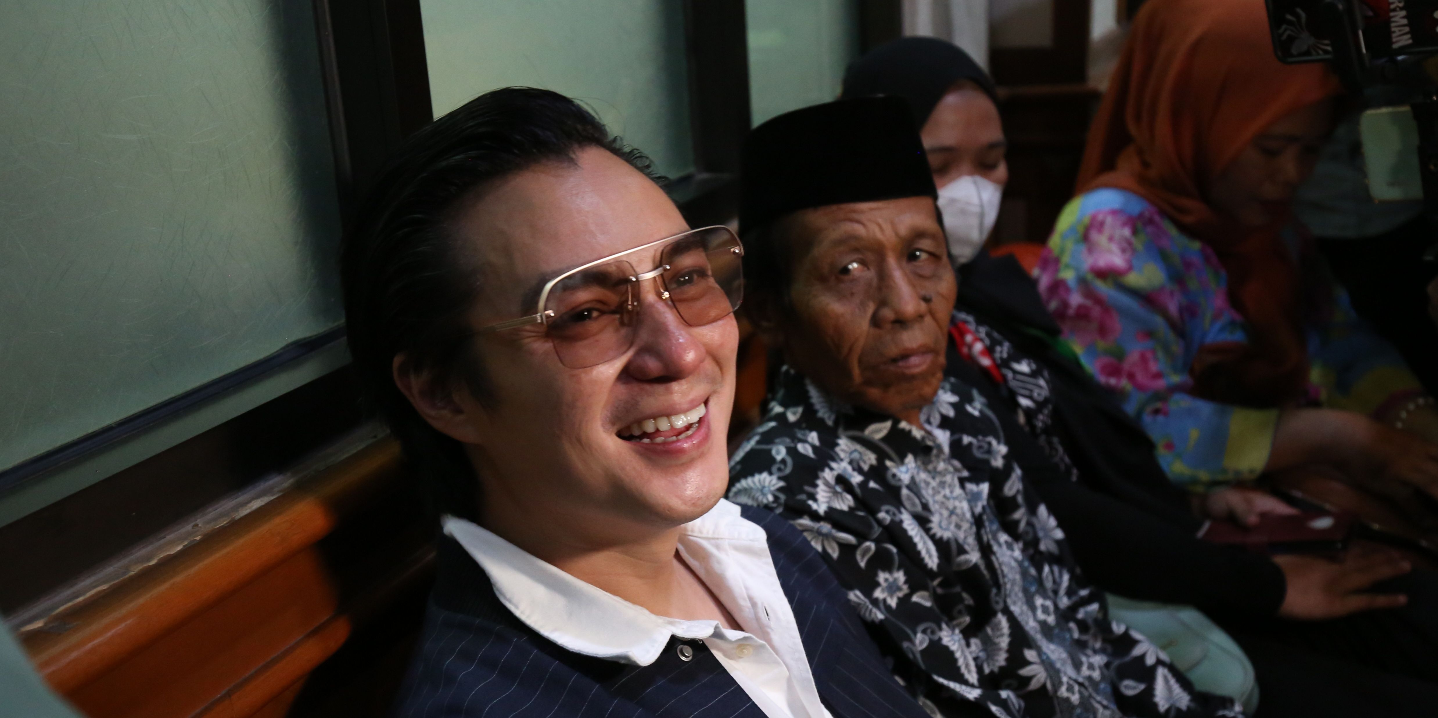 Gaya Santai Baim Wong di Sidang Cerai Perdana dengan Paula Verhoeven, Sempat Ajak Seorang Kakek Bercanda