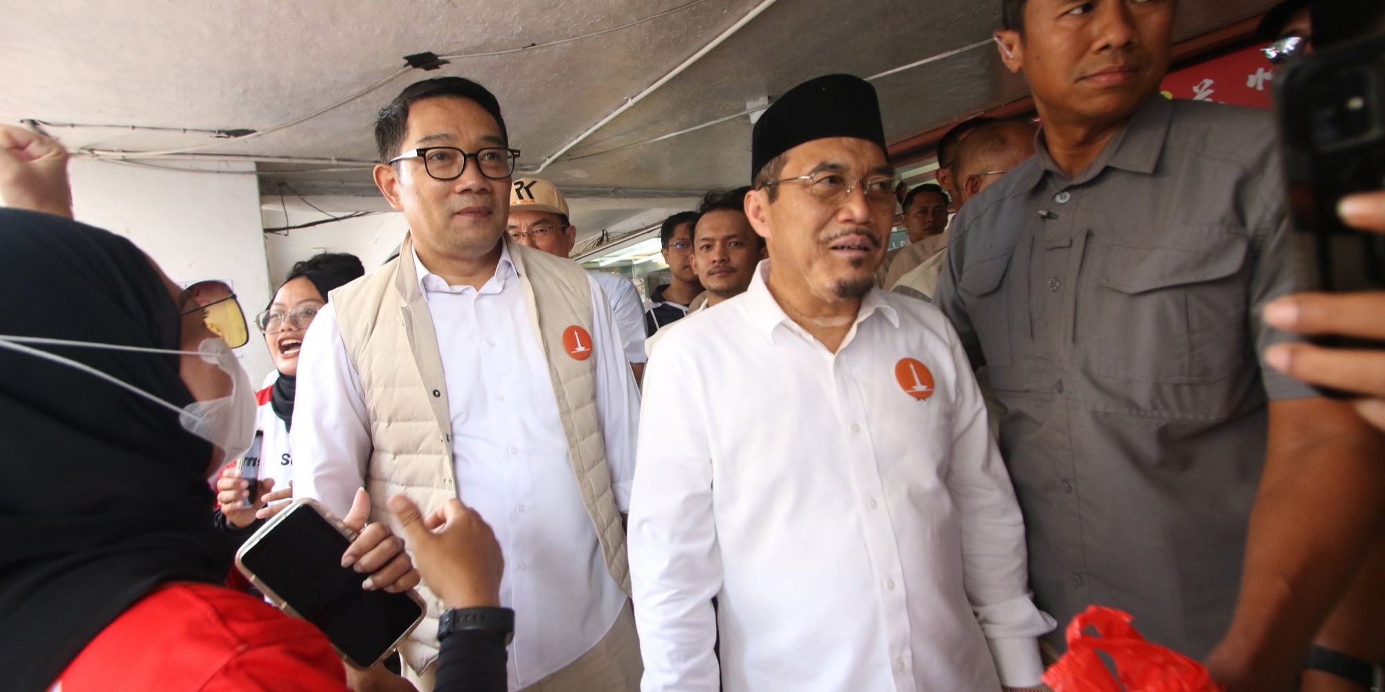 FOTO: Gaya Ridwan Kamil-Suswono Blusukan ke Glodok