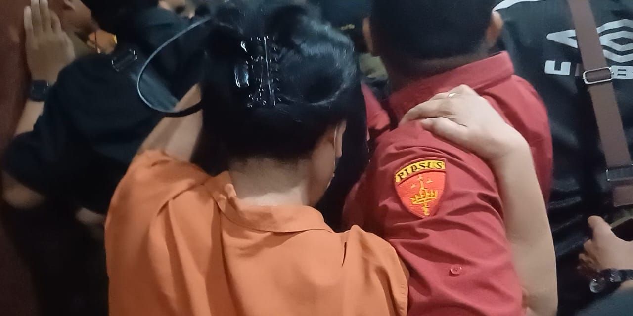 Seorang Wanita Ikut Dibawa Tim Kejagung Saat Penangkapan Tiga Hakim Kasus Gregorius Ronald Tannur