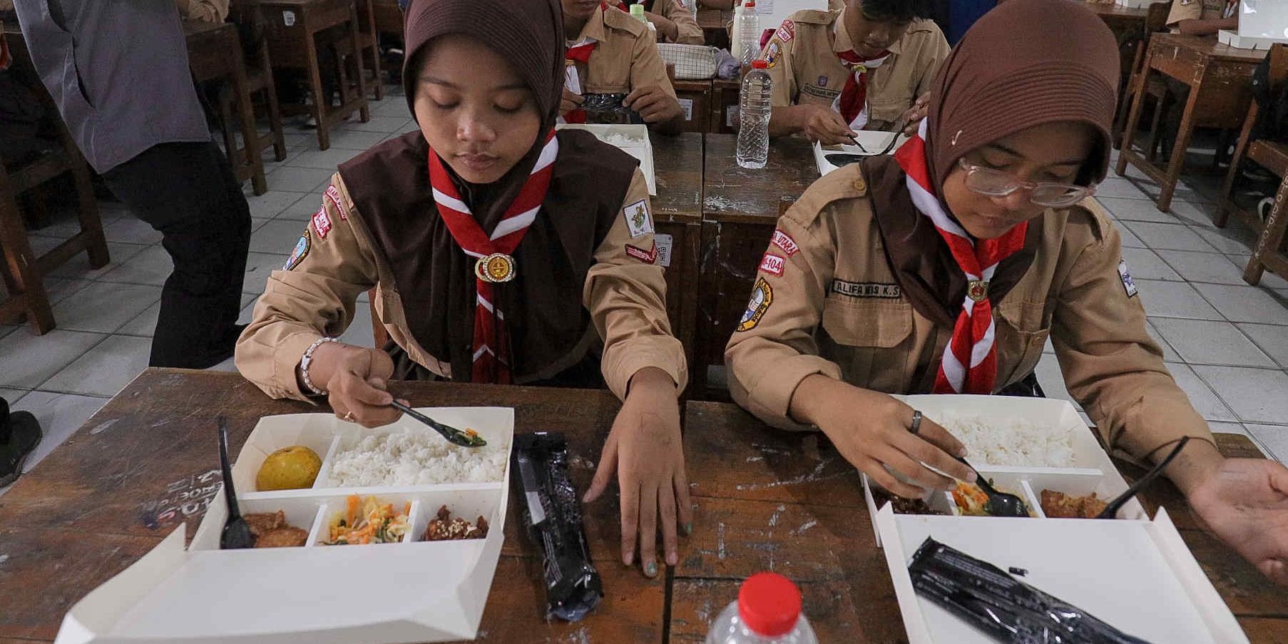 TNI Ikut Serta dalam Realisasi Program Makan Bergizi di Sekolah Negeri & Swasta Mulai 2 Januari 2025