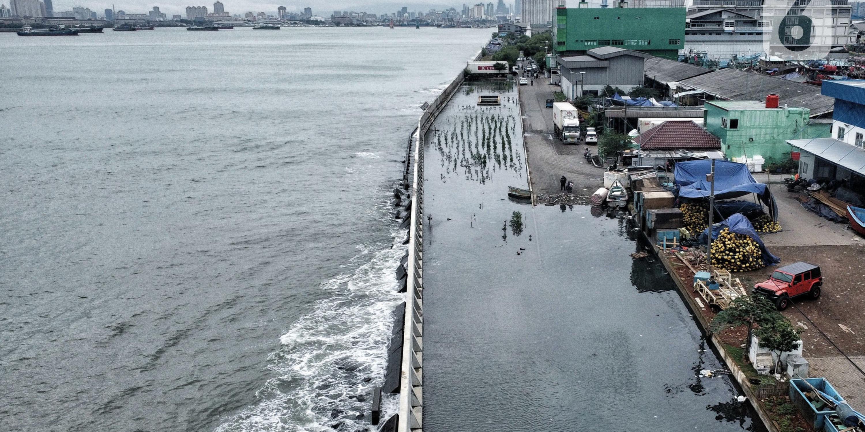 Polisi di Demak Buatkan Jembatan Dadakan Atasi Banjir Rob, Bikin Para Siswa Senang