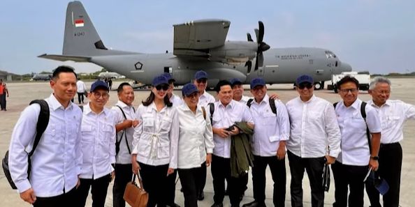 Ekspresi Tegang Para Pejabat Terbang Naik Hercules TNI AU, Menteri Kelautan Terpantau Peluk Tas