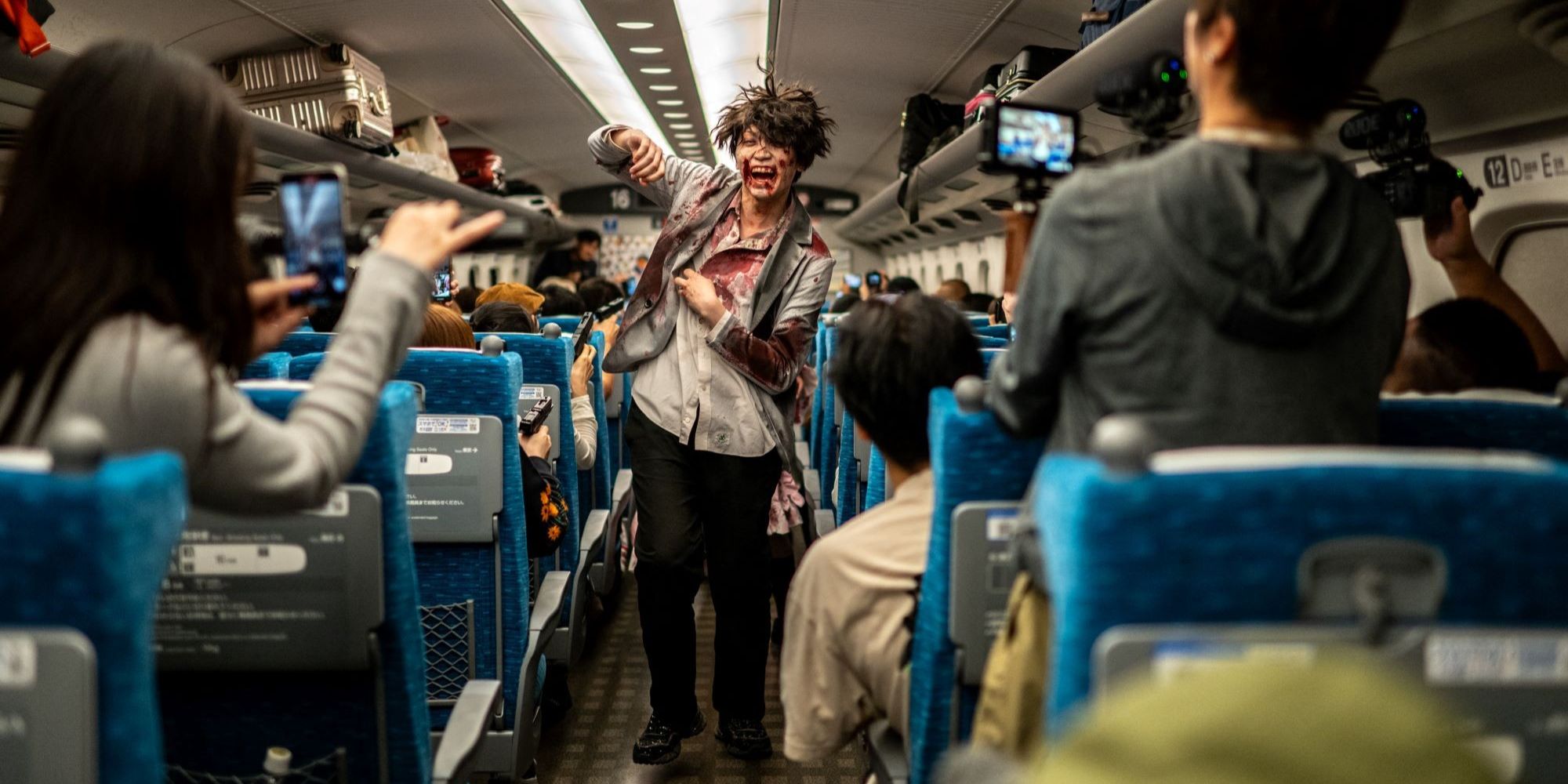 FOTO: Horor! Gerombolan Zombie Teror Penumpang Kereta Peluru Shinkansen di Jepang