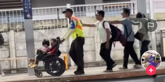 Viral Satpam KRL Bantu Tuna Netra di Stasiun Bojong Gede, KAI Respons Begini