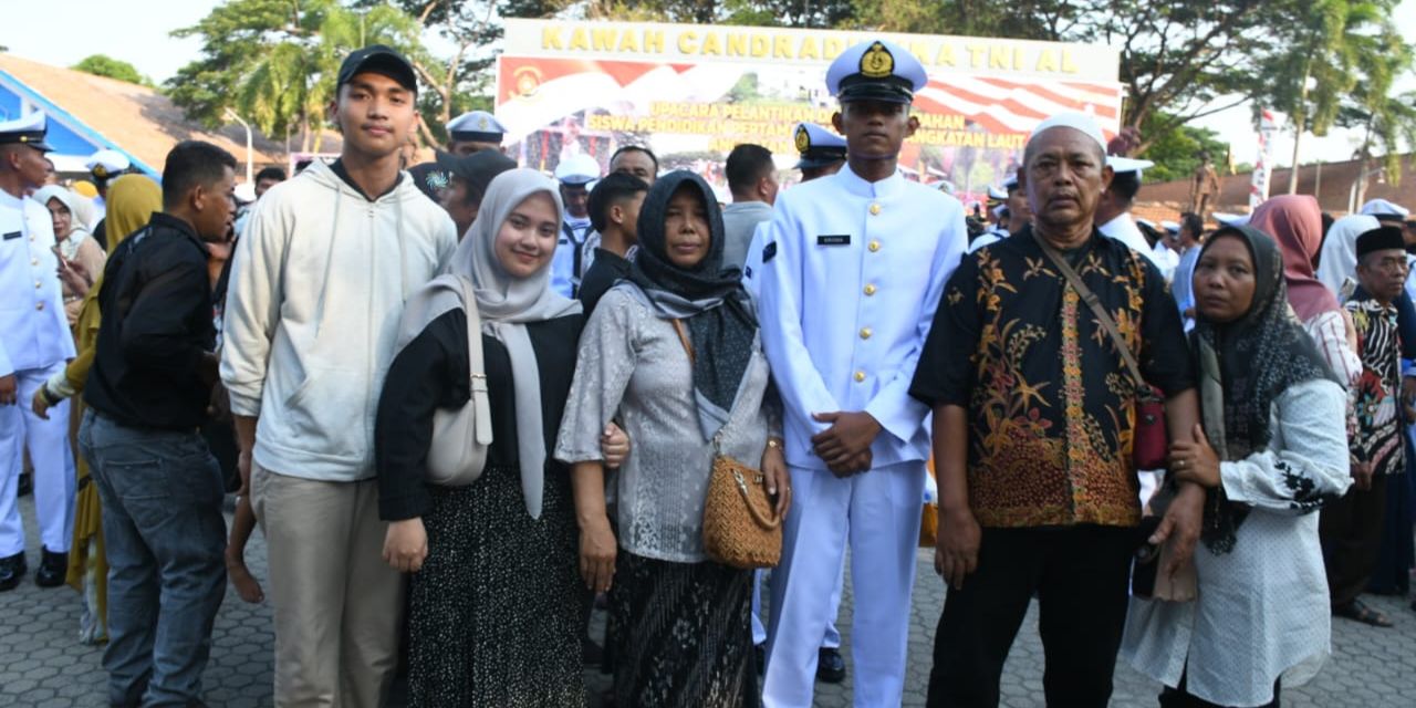 Anak Pedagang Asal Ngawi Jadi Lulusan Terbaik Dikmata TNI AL 44/1, Kisah Perjuangannya Bikin Haru