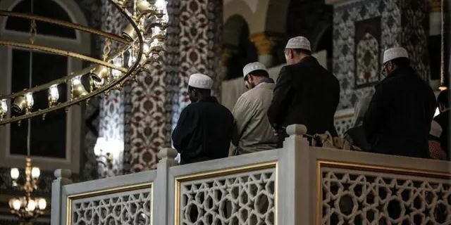 Bacaan Niat Sholat 5 Waktu Sendiri dan Berjamaah, Lengkap Disertai Artinya