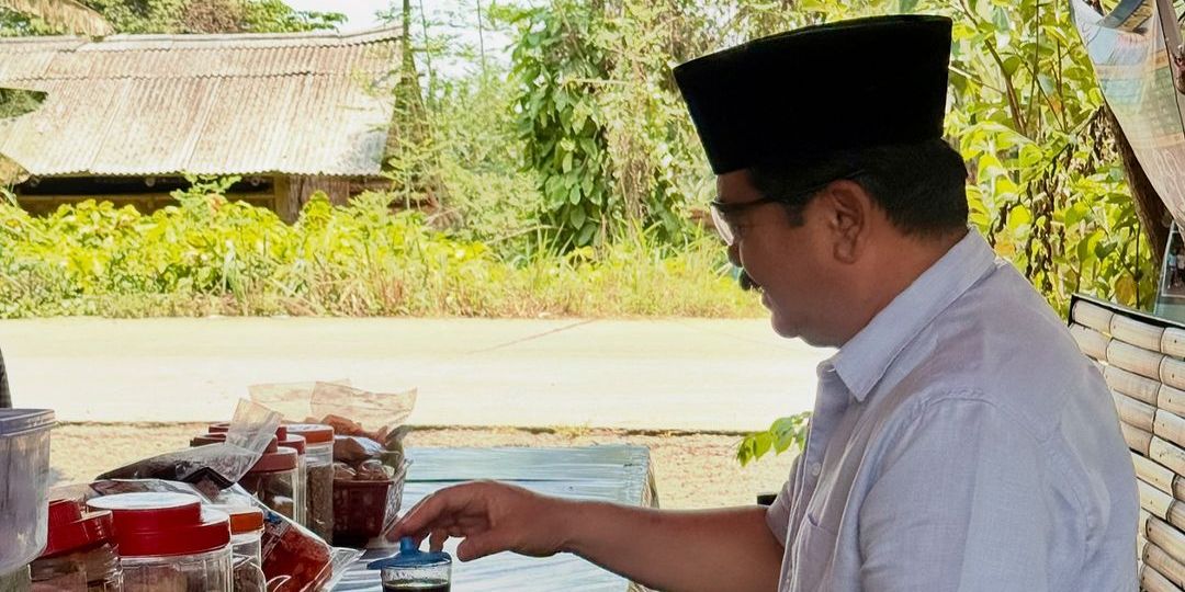 Pensiunan Bintang 4 TNI AU Santai Ngopi Rp5 Ribu di Warung Kampung, Nikmat Ditemani Pisang Goreng