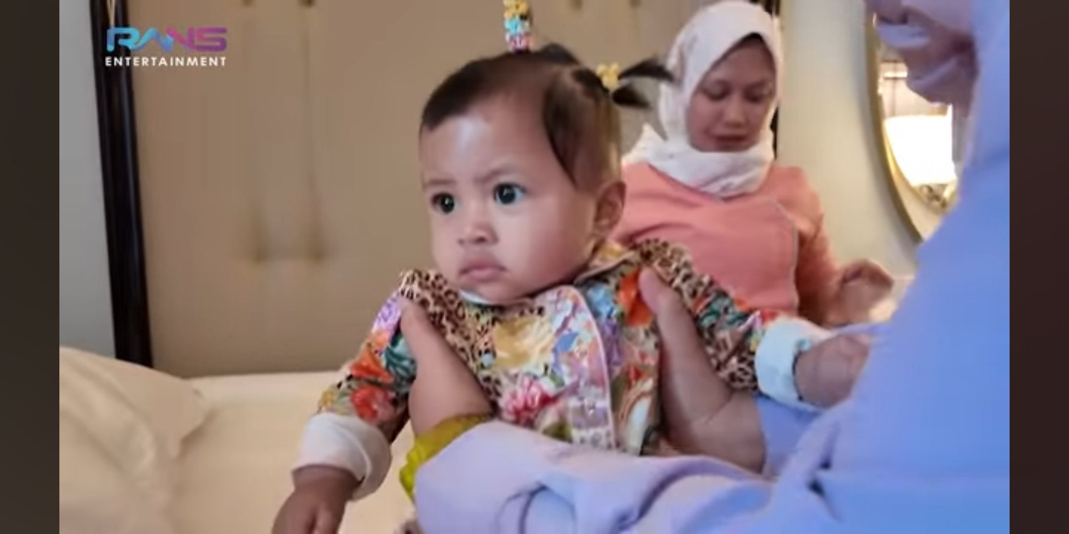 Potret Menggemaskan Baby Lily dengan Ikat Rambut Lima saat Temani Rayyanza Persiapan Fashion Show