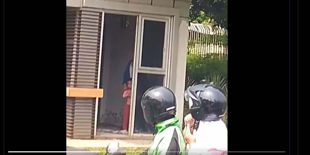 Momen Menegangkan Bocah Perempuan Disandera Ayah Kandung di Pos Polisi Pejaten, Korban Menangis Leher Dikalungi Pisau