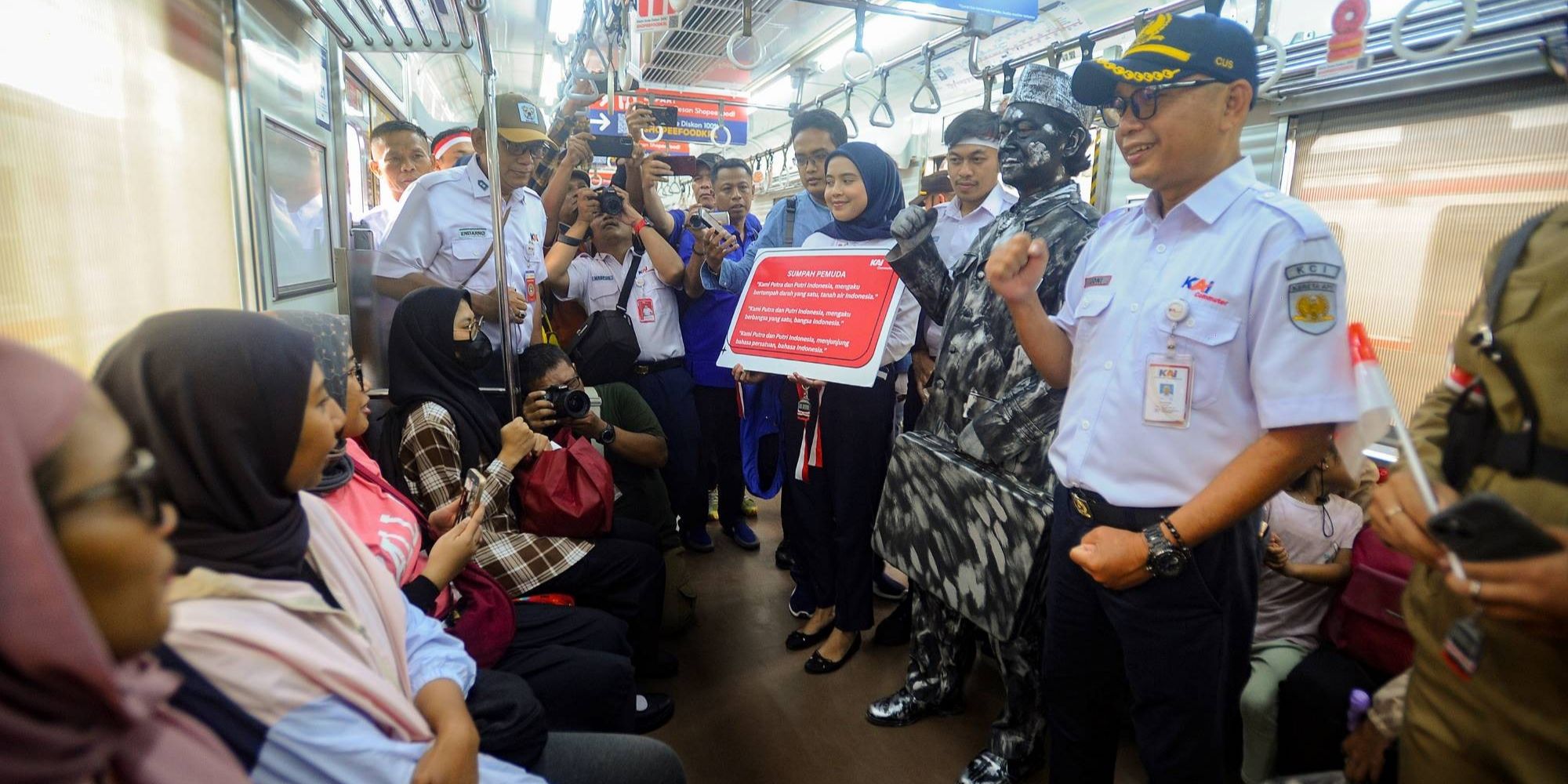 FOTO: Semarak KAI Commuter Peringati Hari Sumpah Pemuda Bareng Penumpang KRL