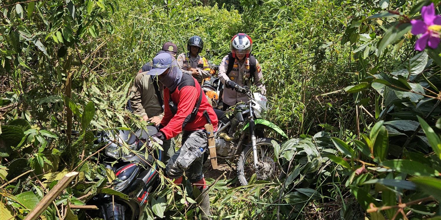 Misi Personel Polri Tembus Hutan Belantara Menuju Dusun Terpencil di Pelalawan