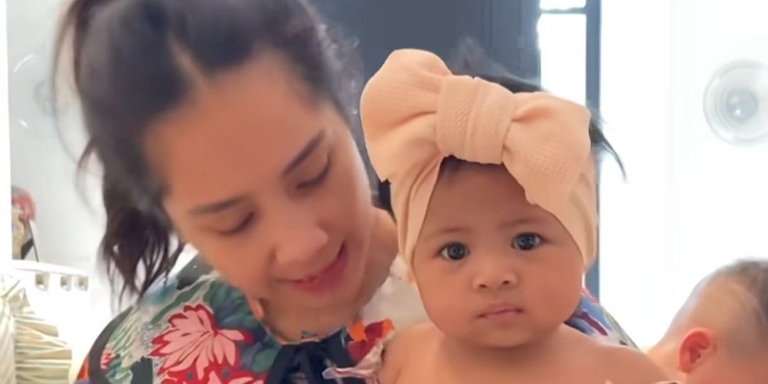 Potret Baby Lily Pakai Baju ala Rosalinda, Heboh Disebut Akting Pas Disuapi Makan Pisang sama Nagita Slavina