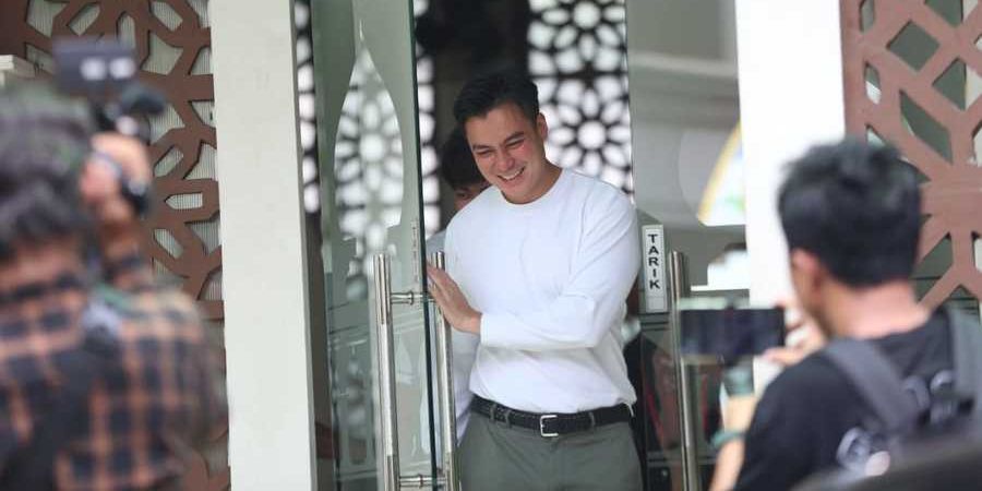 Potret Baim Wong Salat Zuhur Sebelum Sidang Mediasi, Irit Bicara Soal Isu Perselingkuhan Paula Verhoeven