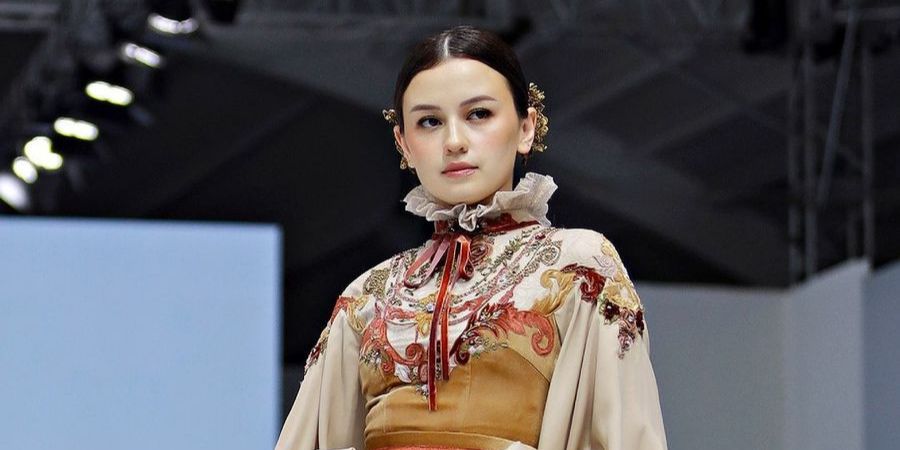 Karier Semakin Bersinar, Potret Kimberly Ryder Tampil Stunning Bak Bangswan di Catwalk JFW 2025