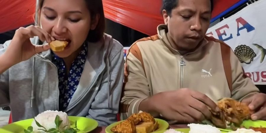 Potret Arie Kriting & Indah Permatasari Makan Pecel Lele di Pinggir Jalan, Bak Sejoli Pacaran Dalam Kesederhanaan