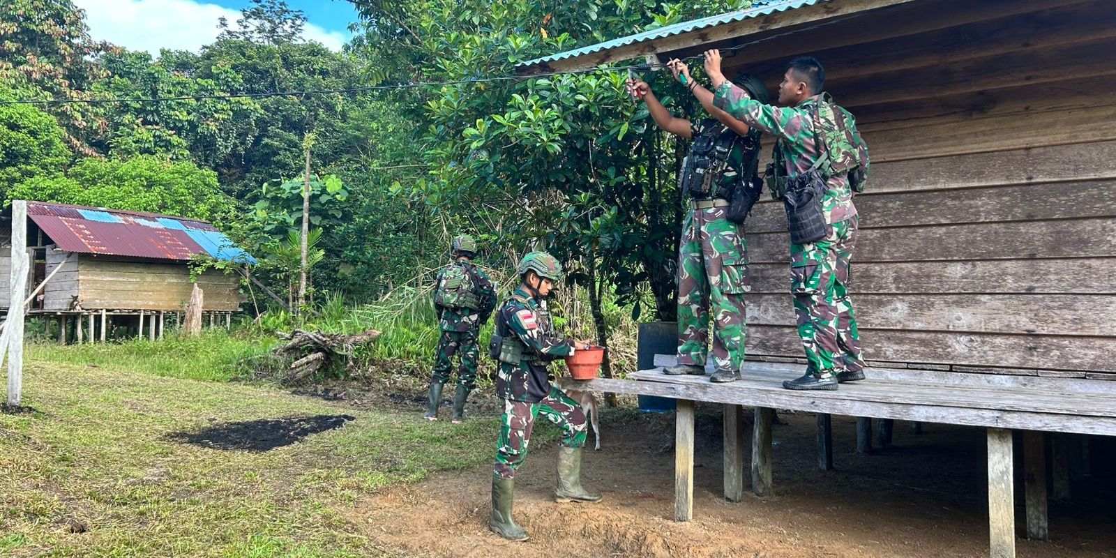 Papua Terang, Raider 501/Bajra Yudha Kostrad Pasang Lampu Solar Cell di Distrik Aifat Disambut Warga