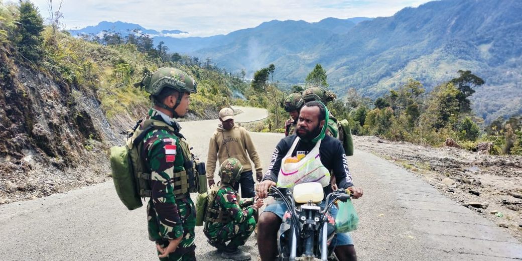 Patroli di Sugapa, Satgas Yonif 509 Kostrad Periksa Kendaraan Keluar Masuk Kampung Bilogai