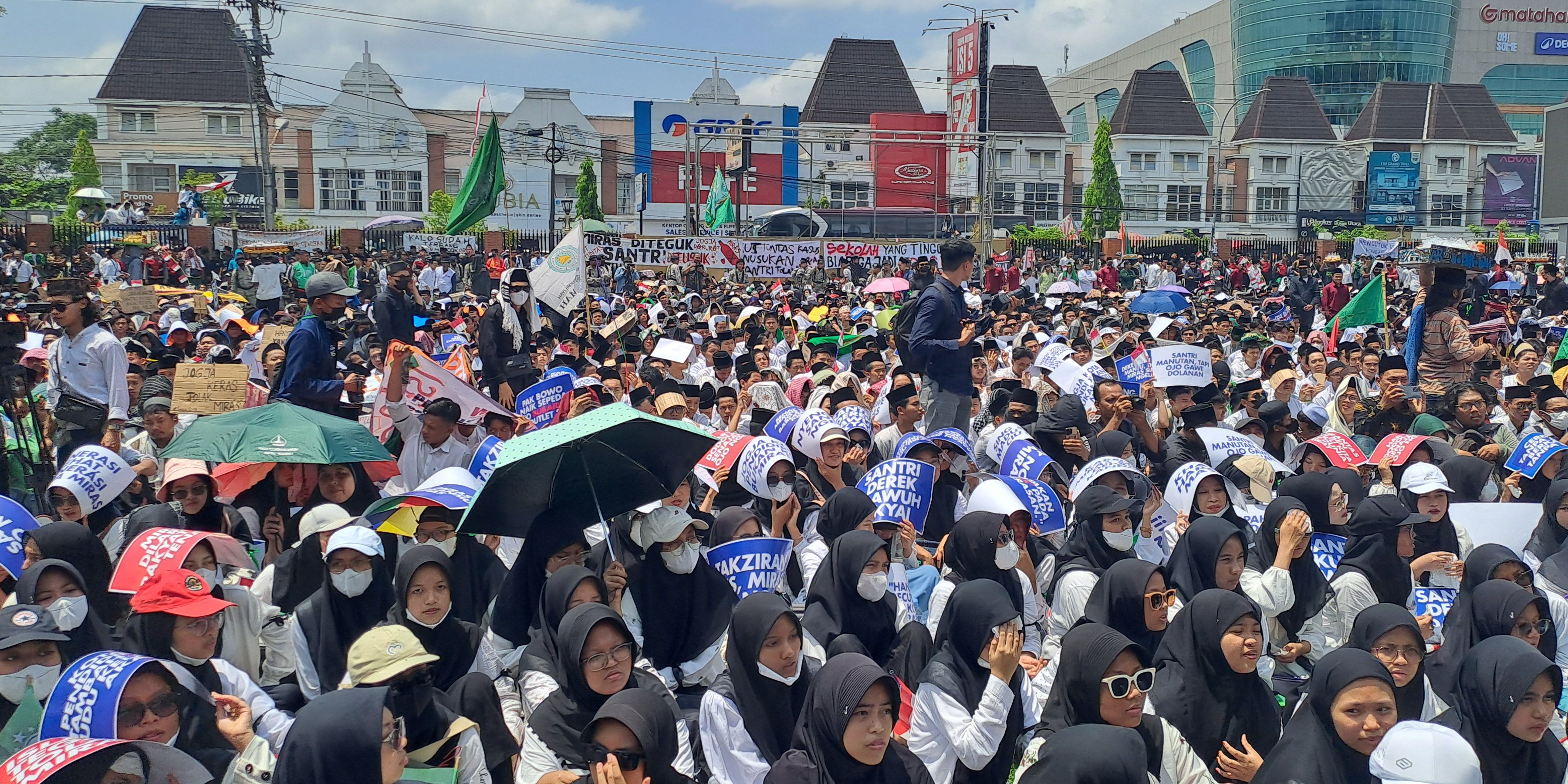 Polda DIY Digeruduk Massa, Desak Usut Kasus Penusukan dan Penganiayaan Santri