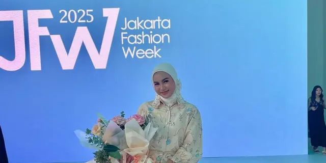 Cantik dan Tinggi, Potret Xaviera Putri Melenggang Anggun di Catwalk JFW 2025 Pakai Busana Desainer Lokal