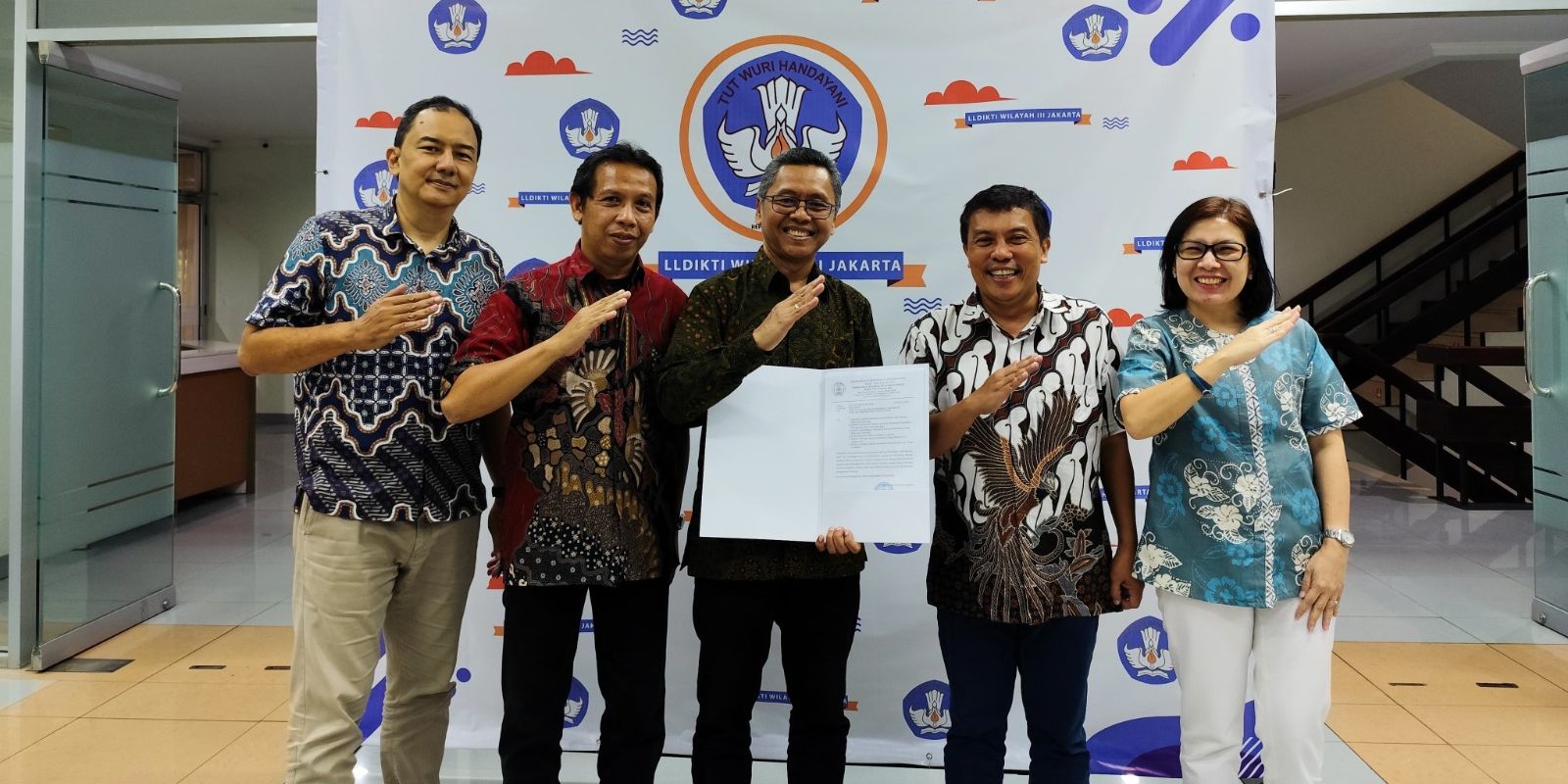 Kepala LLDIKTI III Toni Serahkan SK Institut Media Digital Emtek kepada Rektor Totok Amin Soefijanto