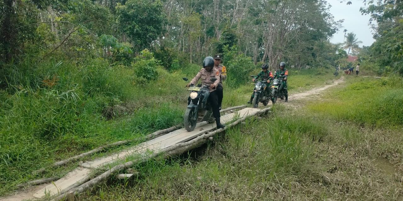 Polisi dan TNI Susuri Jalan Setapak Temui Warga Sampaikan Pesan Pilkada Damai