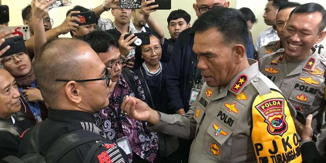 VIDEO: Kapolda NTT Melotot Tunjuk Ipda Rudy Soik di DPR, Elus Kepala Minta Jadi Polisi Baik