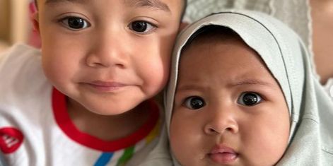 Makin Mirip, Potret Rayyanza & Baby Lily Bak Kembar Kini Sama-sama Miliki Pipi Chubby