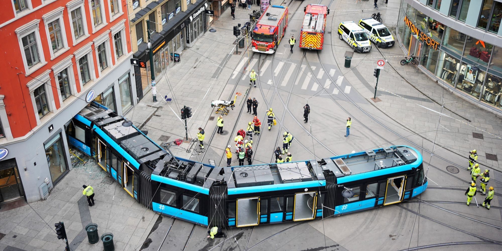 FOTO: Kondisi Trem Tergelincir dan 'Nyelonong' Masuk Toko di Oslo