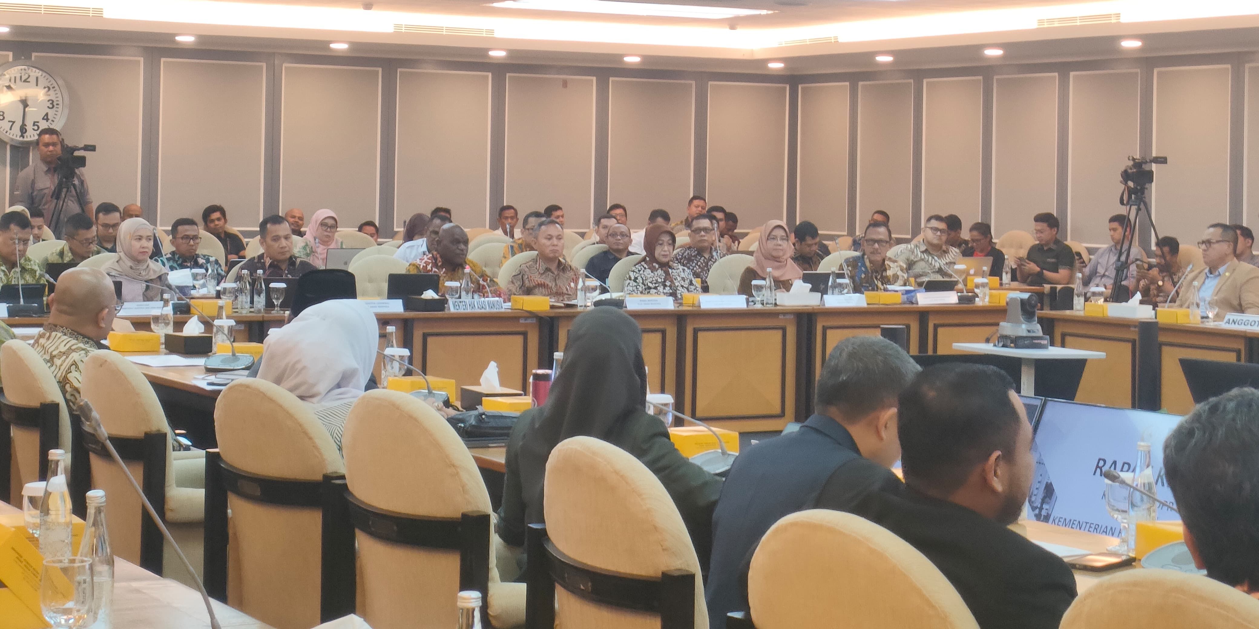 Natalius Pigai Rapat Perdana dengan DPR: Saya Jadi Menteri Bukan karena Sempat Oposisi