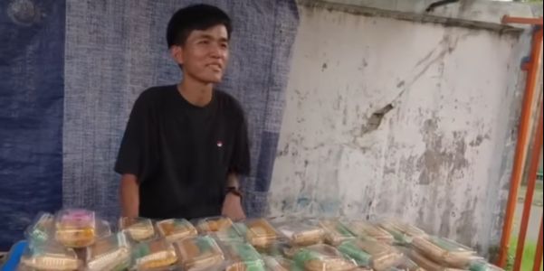 Masih Ingat Tiko Anak Ibu Eny yang Dulu Tinggal di Rumah Terbengkalai? Begini Kabarnya Jualan Kue di Pinggir Jalan