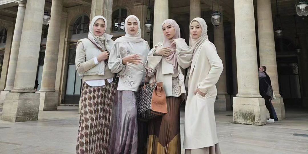 8 Potret Persahabatan Geng Berhijab yang Selalu Abadikan Momen Liburan dan Kerja, Adem Penuh Pesona