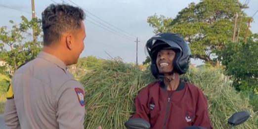 Pria Paruh Baya Kaget Tiba-tiba Disetop Polisi saat Bawa Rumput Pakai Motor, Ternyata Begini Endingnya