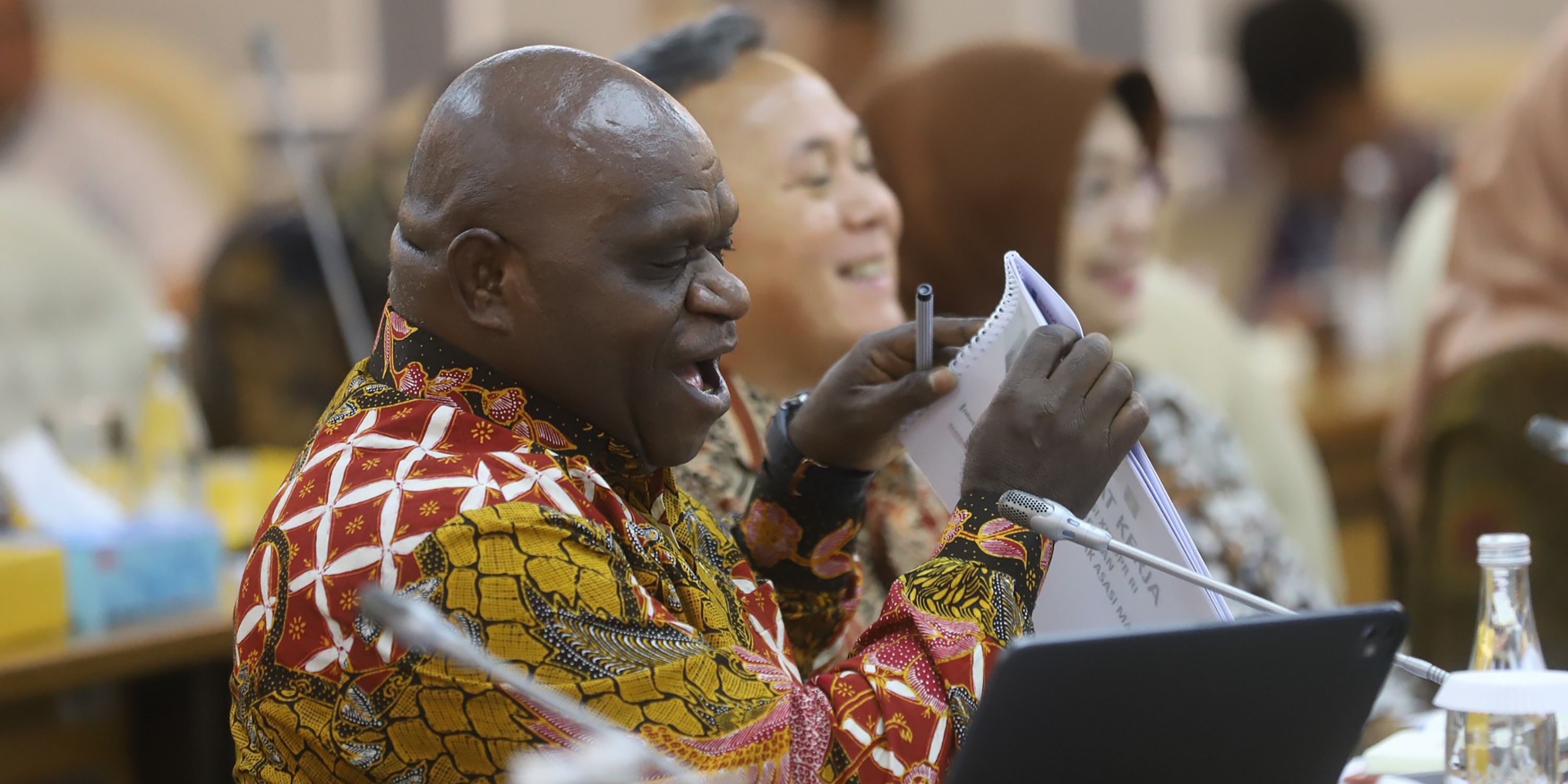 VIDEO: Gaya Kenalan Natalius Pigai Perdana Rapat DPR 