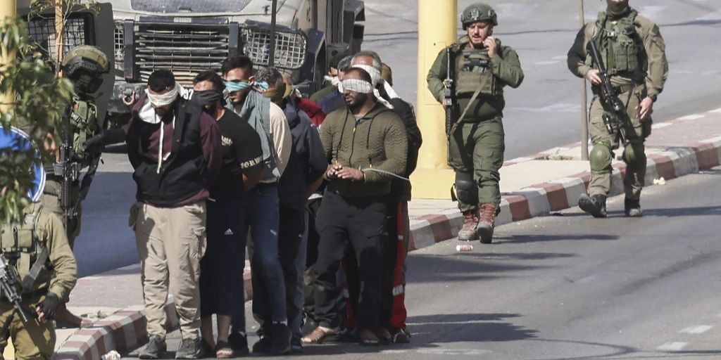 FOTO: Potret Pria Palestina Ditahan Tentara Zionis Israel di Tepi Barat, Tangan Diikat dan Mata Ditutup