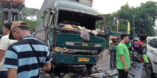 Sopir Truk Ugal-ugalan di Tangerang Bonyok Dihajar Massa, Kini Dalam Perawatan IGD