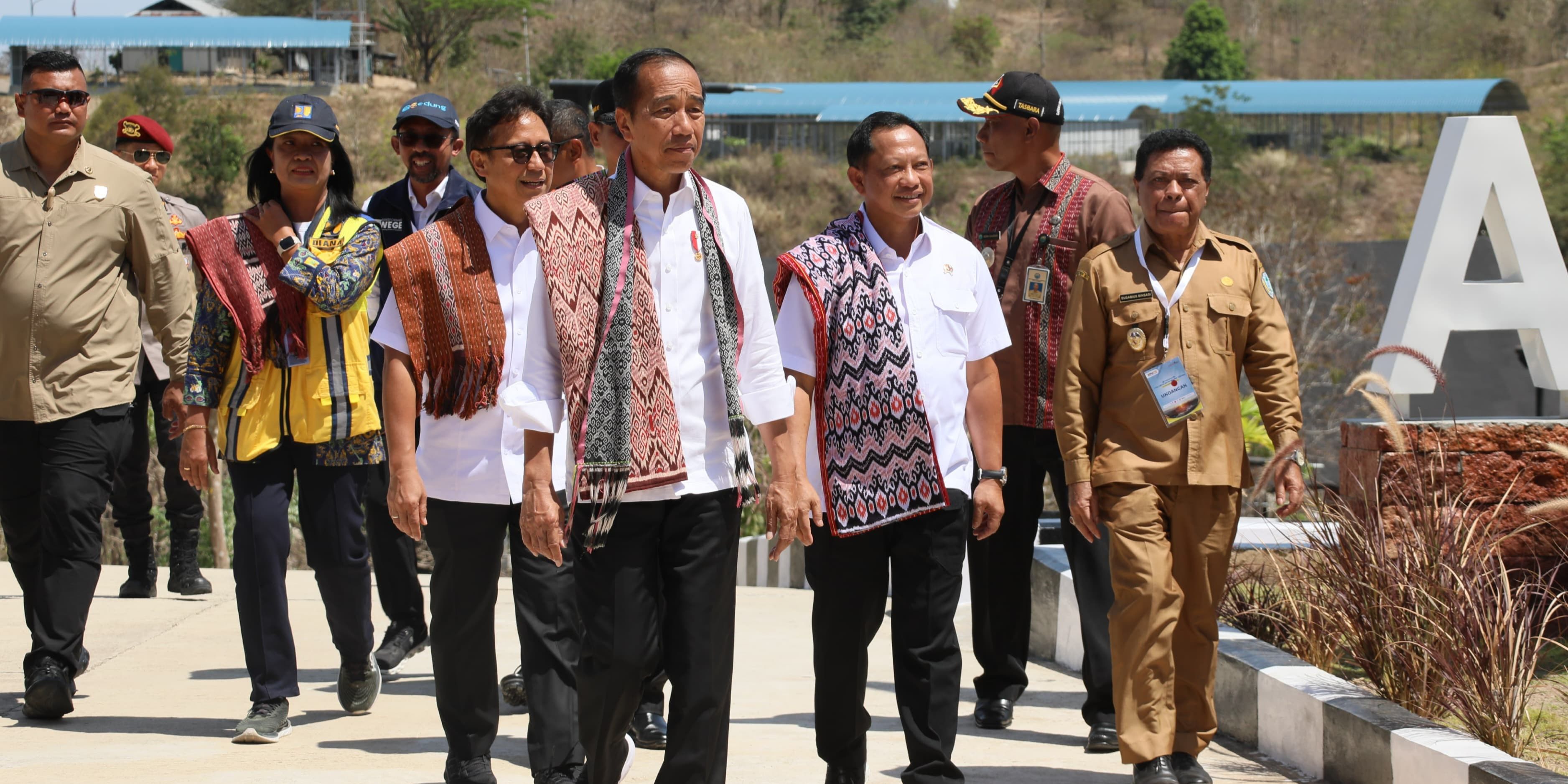 VIDEO: Jokowi Berdiri di Mobil Pakai Pengeras Suara 