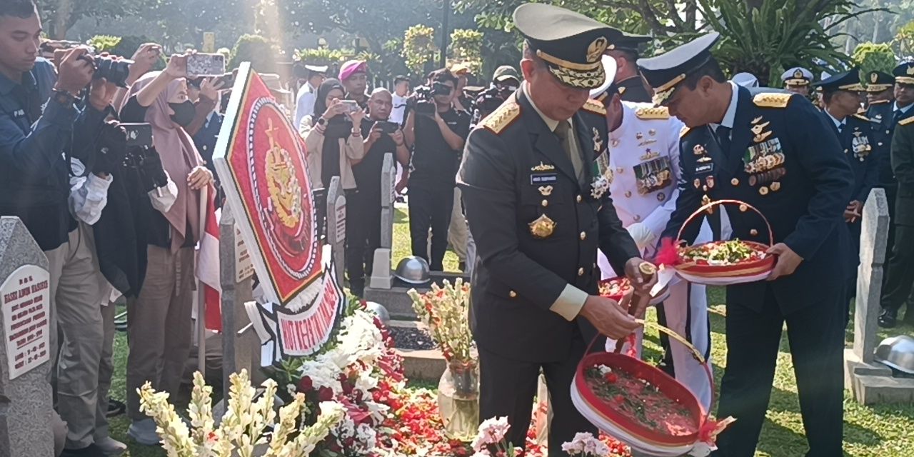 VIDEO: Panglima Agus Ziarah ke Makam Jenderal Bintang 5, Tabur Bunga Hormati Perjuangan