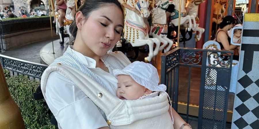 Potret Jessica Mila Ajak Putri Cantiknya ke Disneyland, Penampilannya Super Cute