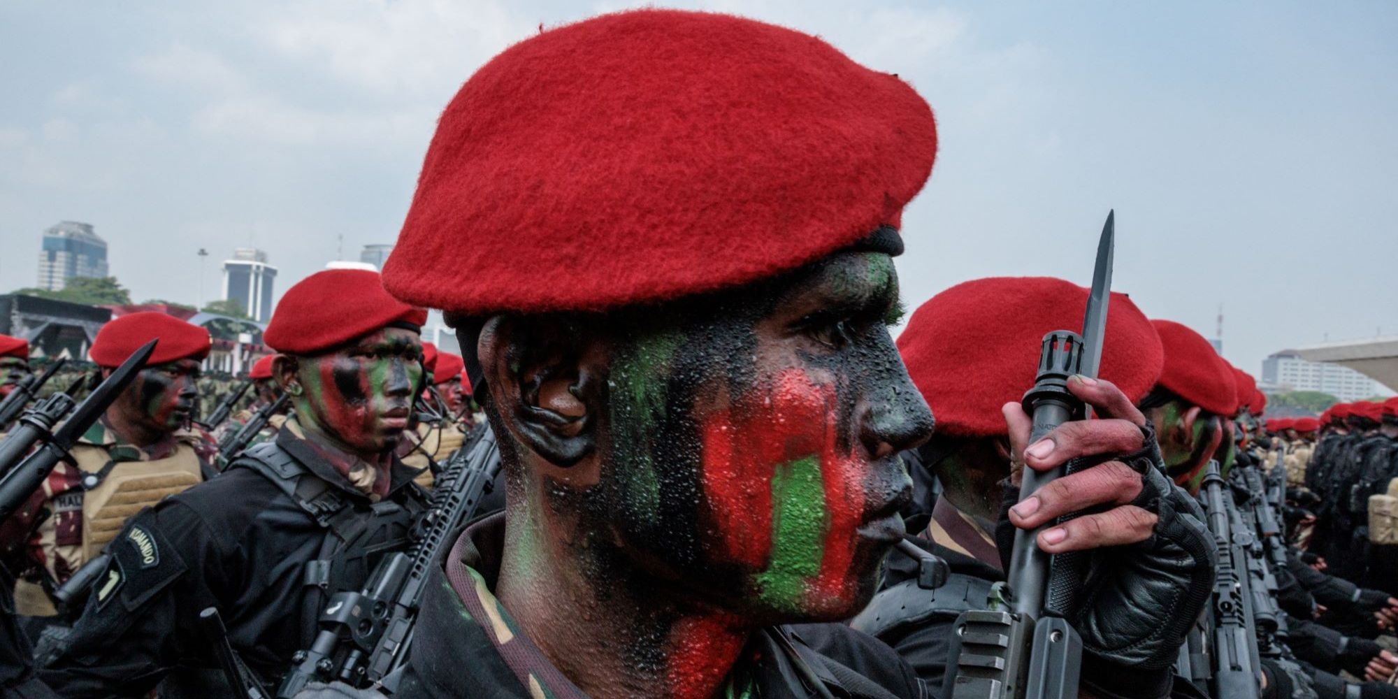 VIDEO: Tenangnya Ekspresi Prajurit Kopassus Turun dari Monas, Senyum Bangga dari Prabowo