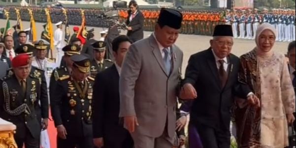 Momen Prabowo Subianto Gandeng Wapres Ma'ruf Amin saat Naiki Anak Tangga, Penuh Kehangatan