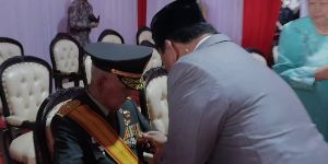 Momen Prabowo Salami Mantan Panglima ABRI, Mendadak Salfok ke Tanda Kehormatan Sang Jenderal Senior