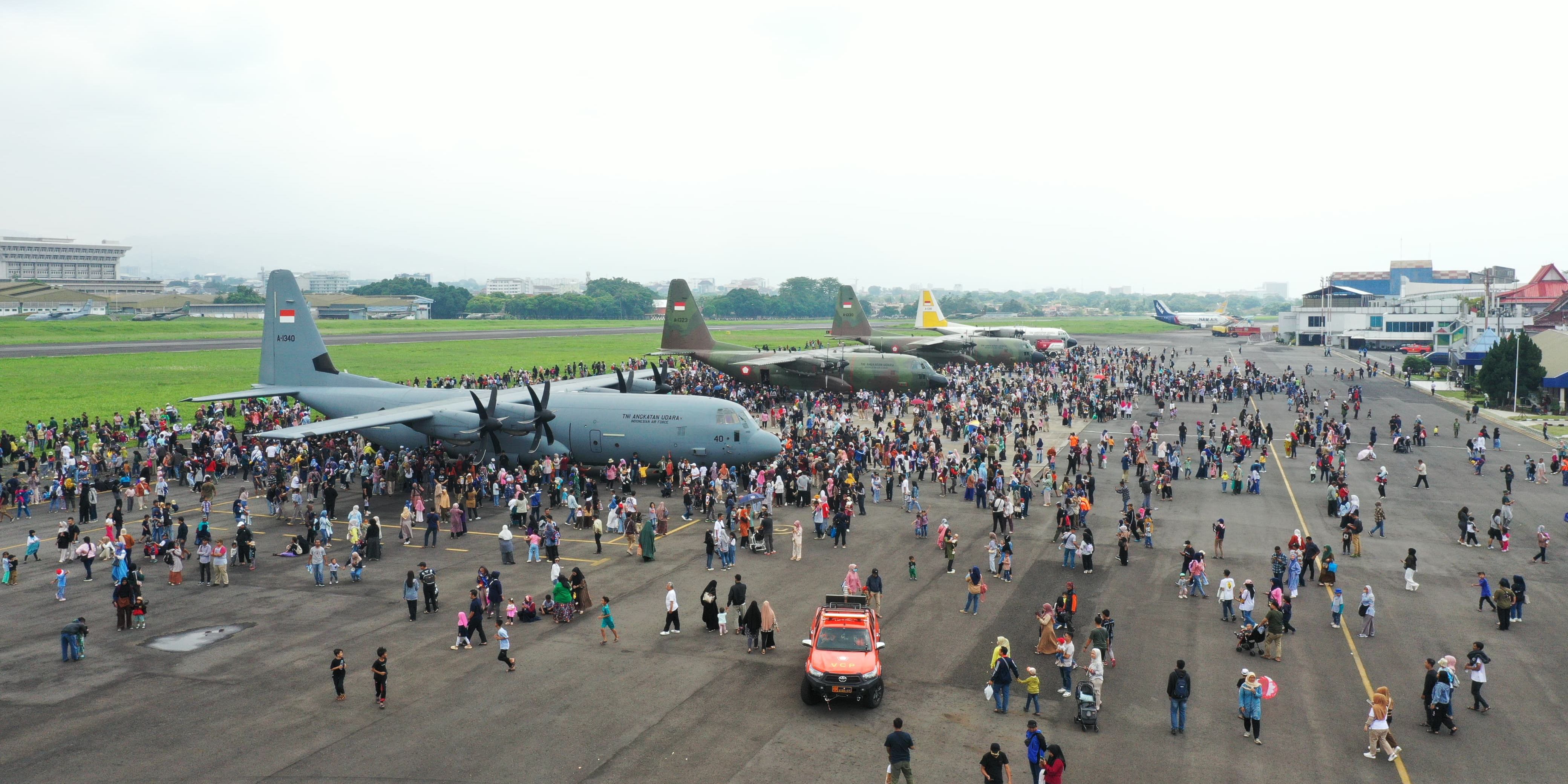 Antusiasnya Warga Bandung 'Serbu' Lanud Husein Sastranegara di HUT ke-79 TNI