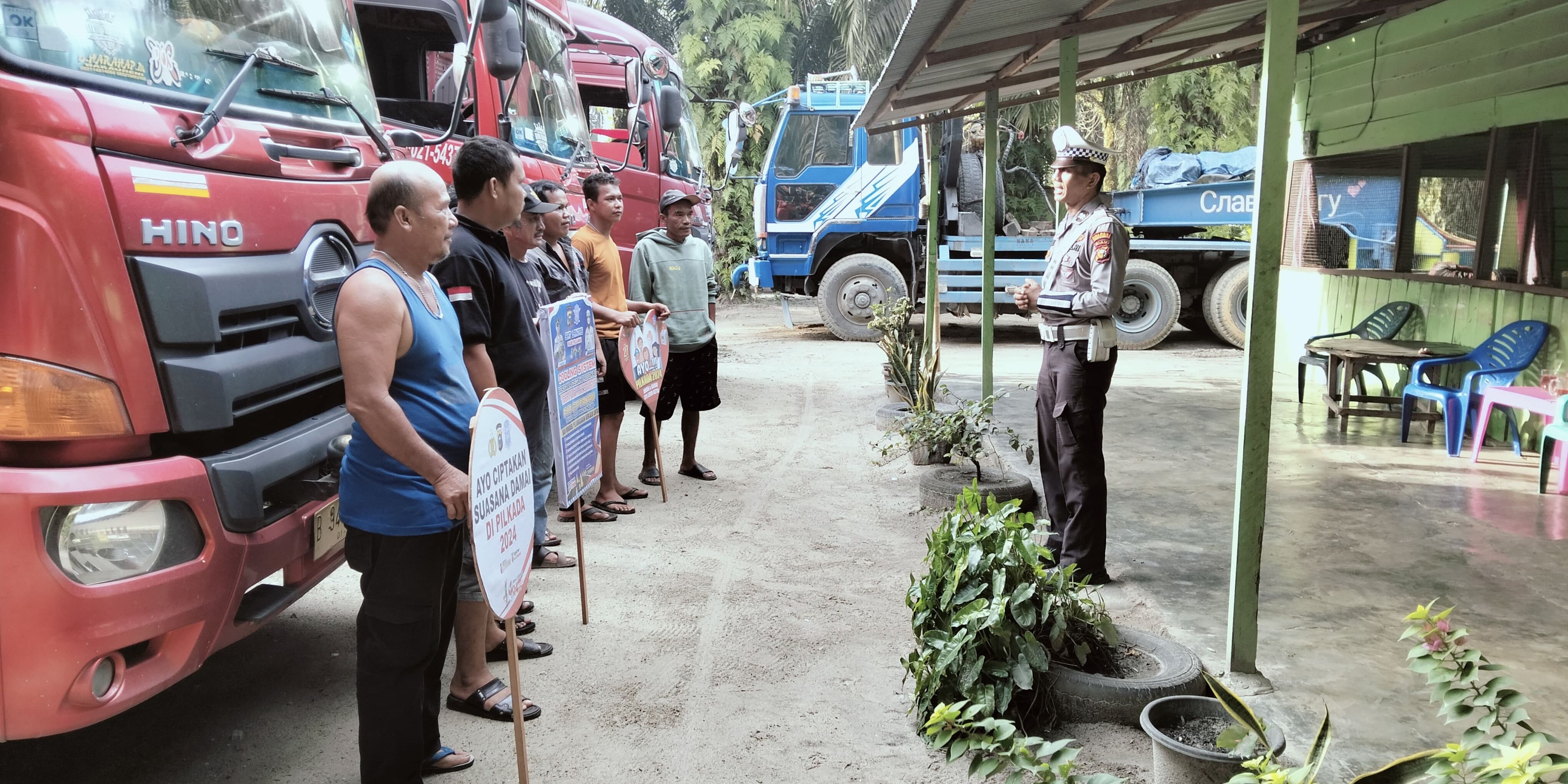 Polisi Tiba-Tiba Datangi Sopir Truk Trailer yang Istirahat di Warung Makan, Ternyata Ini yang Dilakukan