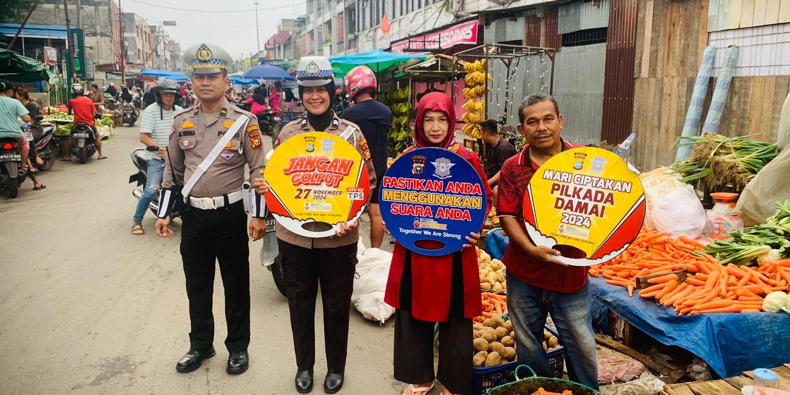 Cara Unik Polri Sosialisasi Pilkada Damai, Datang ke Pasar Bawa Papan Gimmick