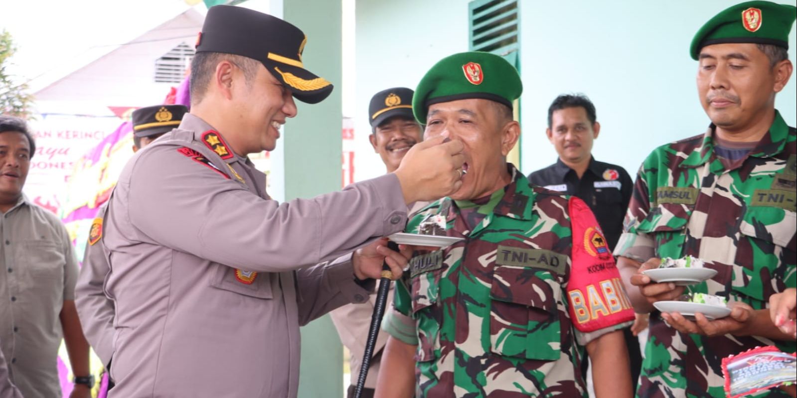 Momen Hangat di HUT TNI, Perwira Polri Beri Kejutan dan Suapi Nasi Kuning ke Prajurit