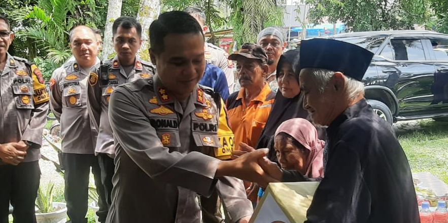 Perwira Polri Blusukan ke Kampung, Bagikan Sembako ke Warga Kurang Mampu