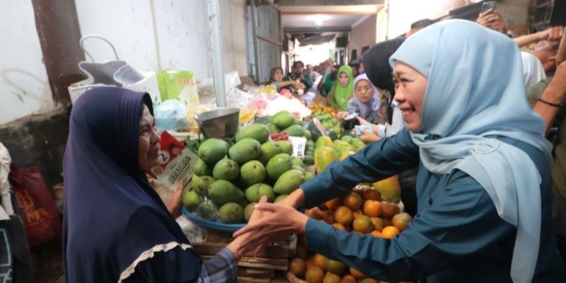 Khofifah Sarapan Bareng 60 Buruh Gendong di Pasar Magetan, Didoakan Kembali Jadi Gubernur